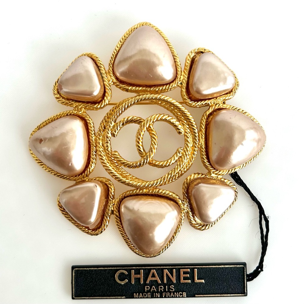 ❌SOLD❌CHANEL RARE VINTAGE GOLD MOTHER-OF-PEARL GRIPOIX BLUSH AND GOLD BROOCH